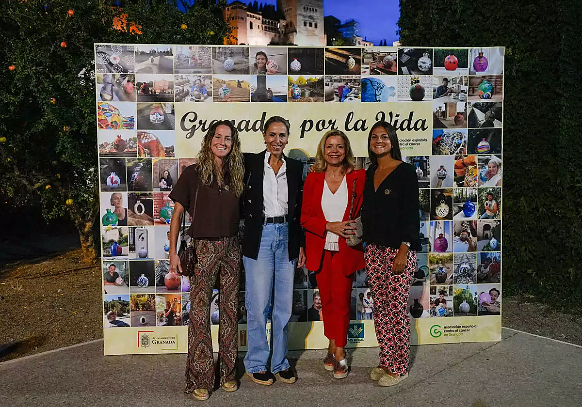 Las jugadoras Lauri Requena y Laura Pérez, junto a las responsables Enca Giménez y Mª Carmen Rodríguez.