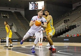 Beqa Burjanadze busca el aro en el amistoso a puerta cerrada contra el Gran Canaria.