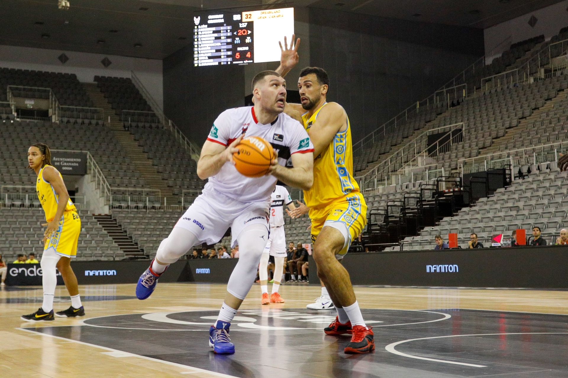 Beqa Burjanadze busca el aro en el amistoso a puerta cerrada contra el Gran Canaria.