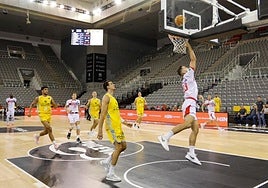 El Covirán lo bordó durante el primer tiempo frente al Gran Canaria, aquí Kljajic encesta en una contra.