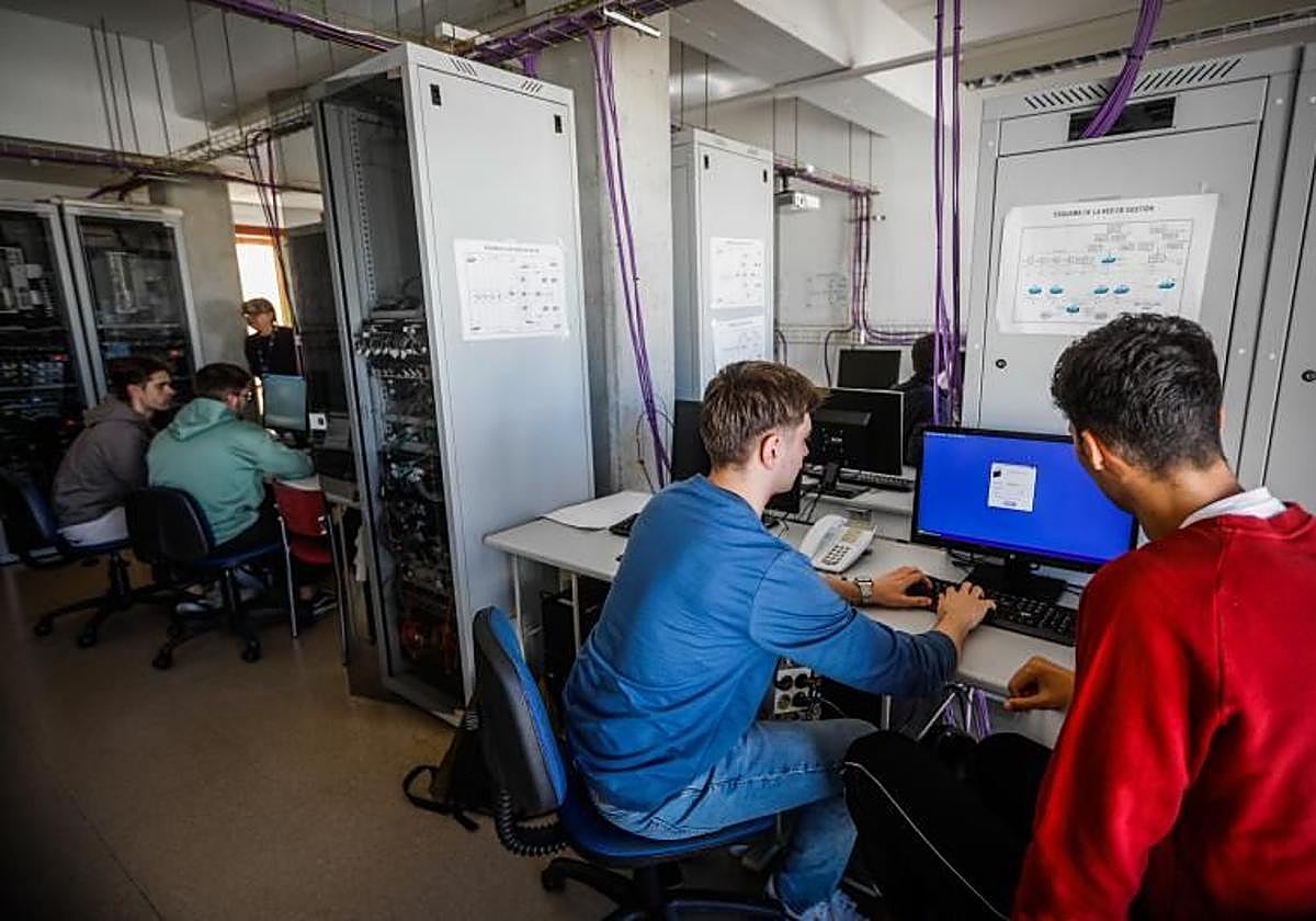 Alumnos de Ingeniería en la Universidad de Granada, en una imagen de archivo.