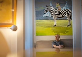 Joaquín Villegas, fundador de Menfis, bajo la obra 'La gran banana', que se expone en la galería este otoño.