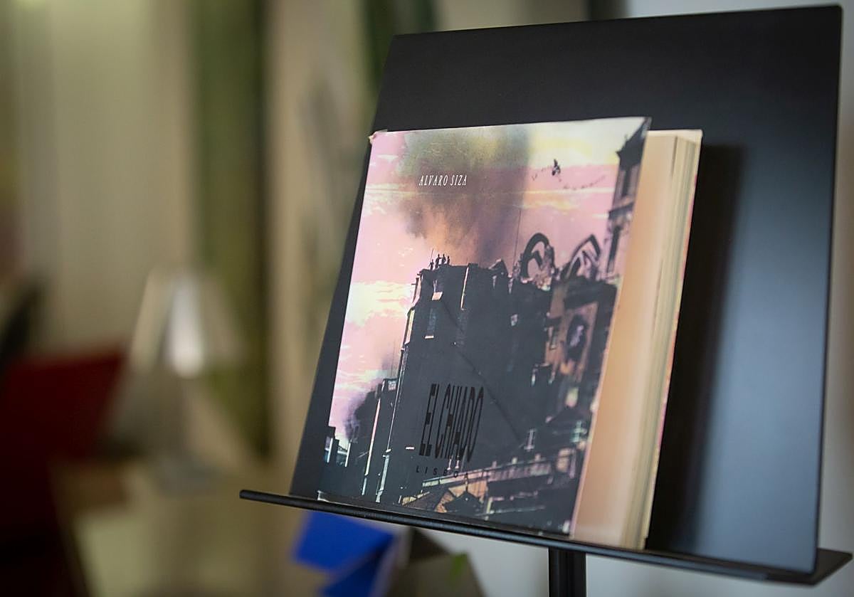 Imagen principal - Arriba, libro de Álvaro Siza. Abajo, cristalera con vistas a la Alhambra y sillón de Gerrit Thomas Rietvel. 