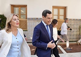 El presidente de la Junta de Andalucía, Juanma Moreno, junto a la consejera de Economía, Hacienda y Fondos Europeos, Carolina España