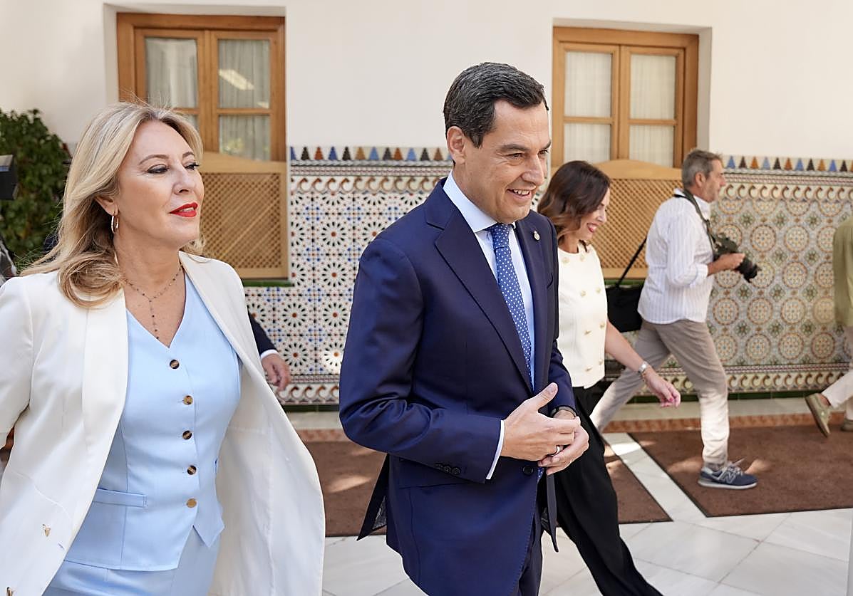 El presidente de la Junta de Andalucía, Juanma Moreno, junto a la consejera de Economía, Hacienda y Fondos Europeos, Carolina España