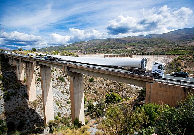 Las grandes palas eólicas de camino al puerto de Motril.
