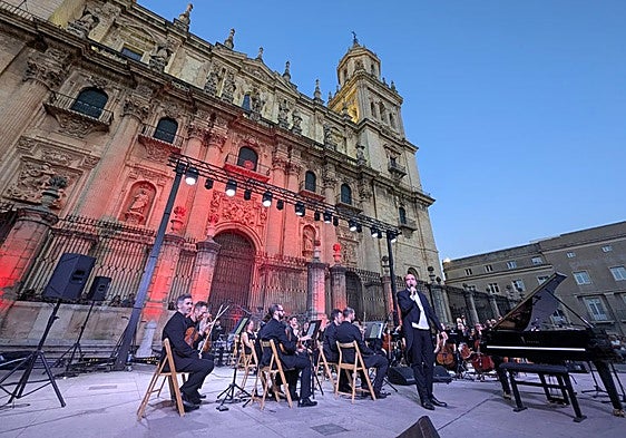 Actuación, a los pies de la Catedral.