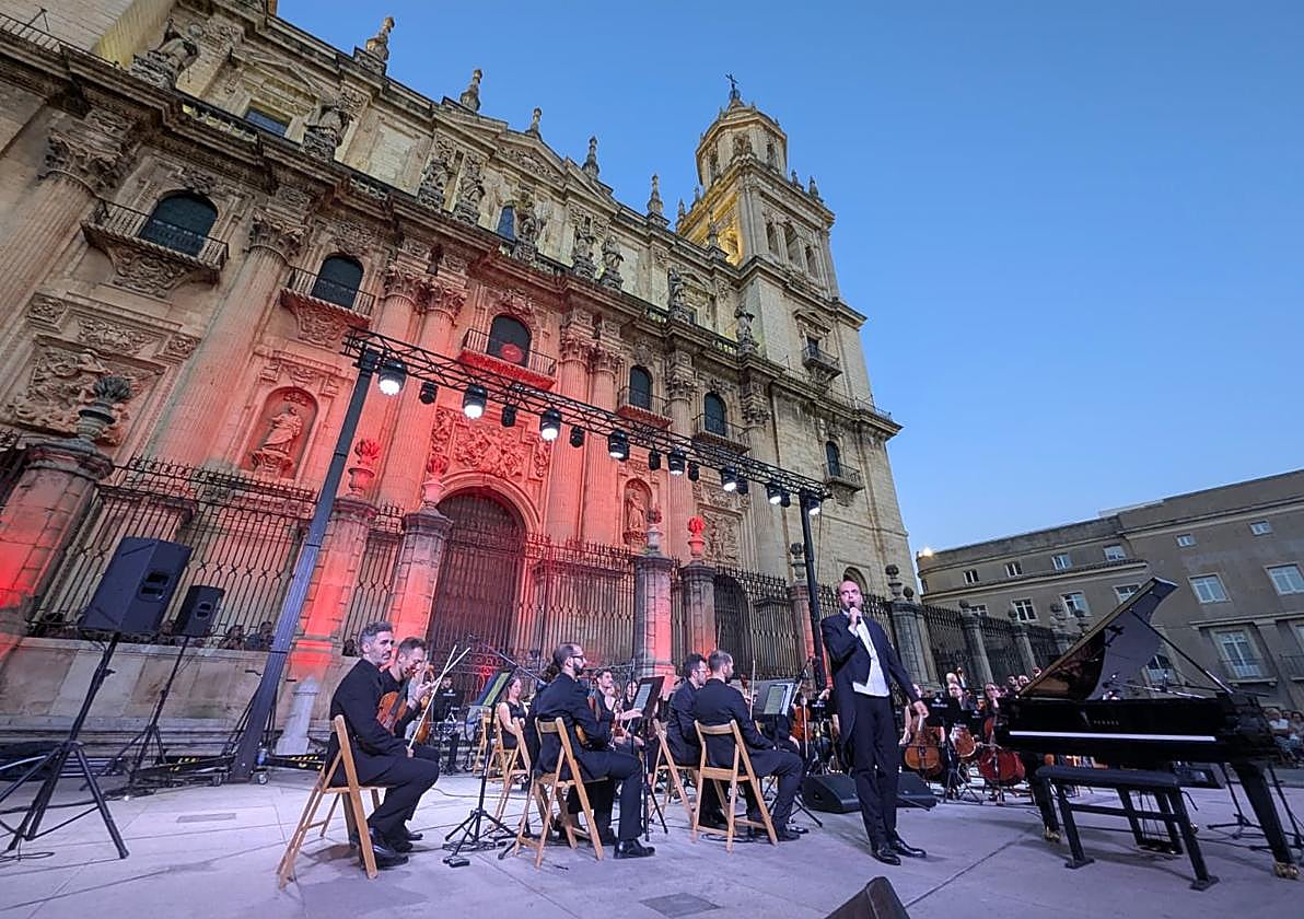 Actuación, a los pies de la Catedral.