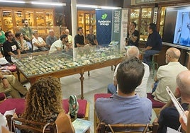Un momento de la charla entre Gustavo Bernal y José Luis Munuera, ayer en el Museo de Ciencias del IES Padre Suárez.