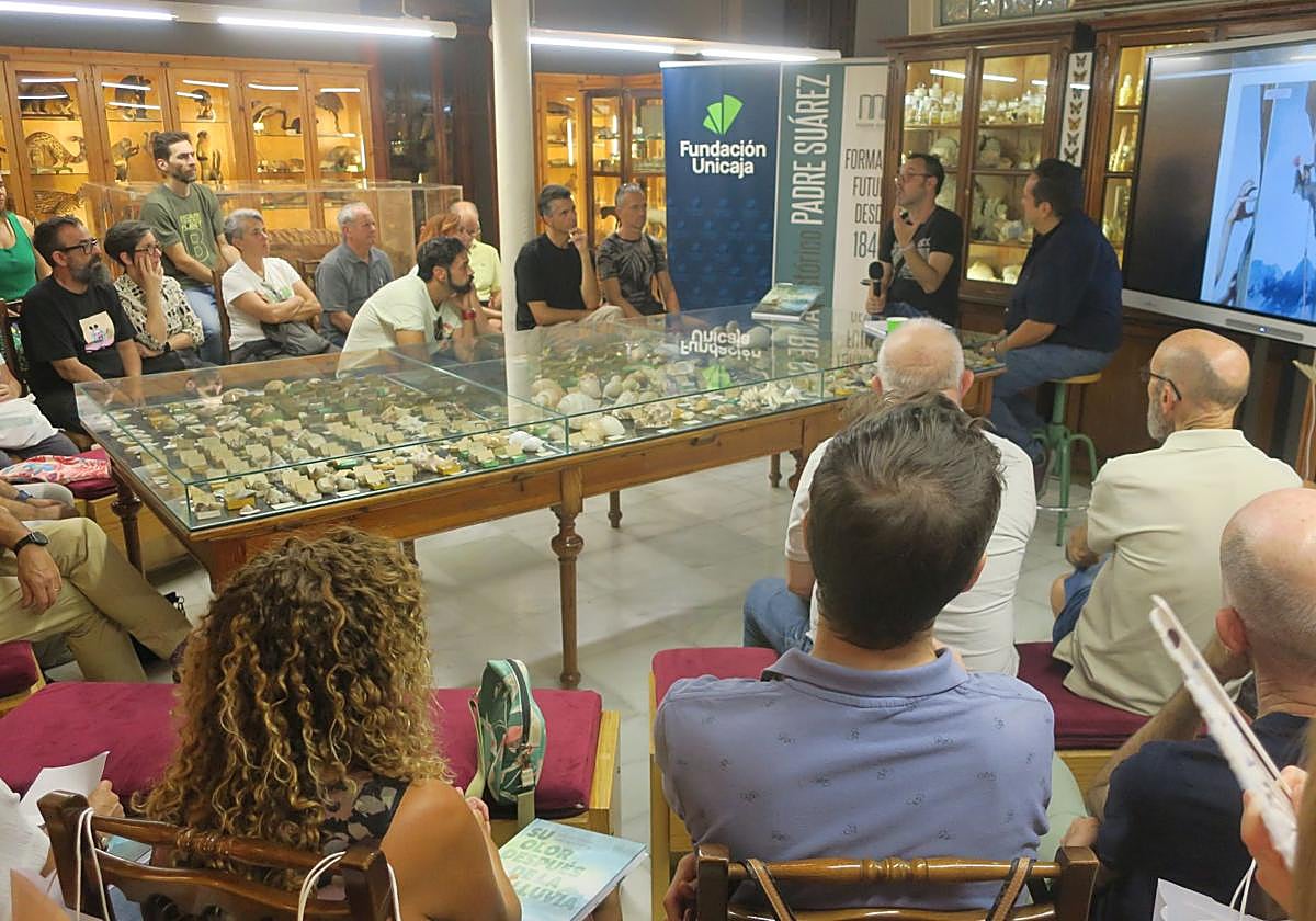Un momento de la charla entre Gustavo Bernal y José Luis Munuera, ayer en el Museo de Ciencias del IES Padre Suárez.