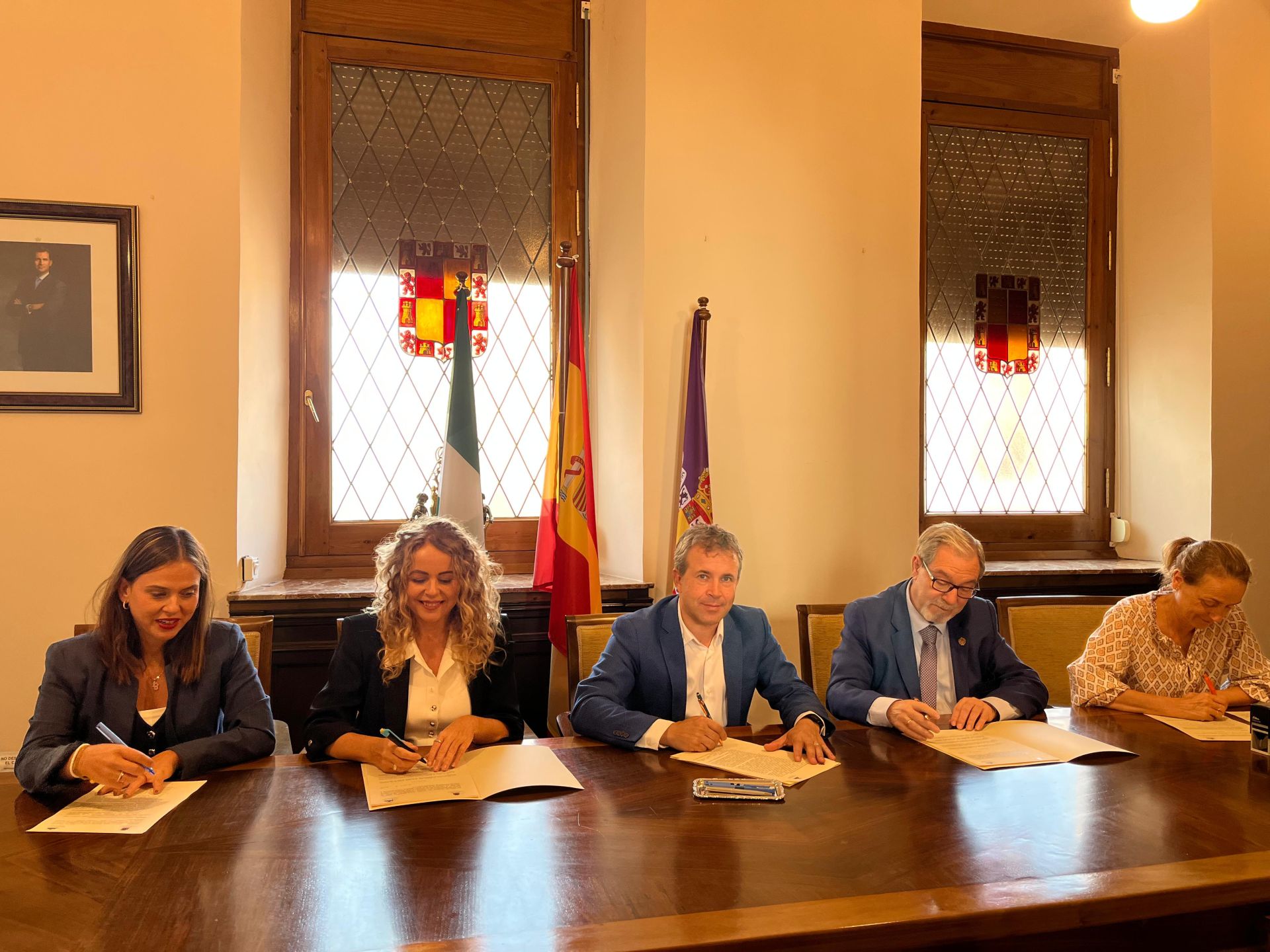 Firma del convenio entre las distintas entidades.