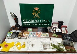Material incautado por los agentes.