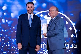 Lucas Díaz, director España de Aqualia (d) recoge el premio de manos de Alejandro Maceira, socio de iAgua