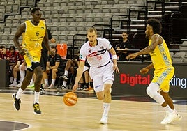Matt Thomas conduce el balón en el partido amistoso contra el Dreamland Gran Canaria a puerta cerrada.