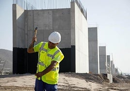 Un trabajador de las obras de la línea de AVE en Almería.