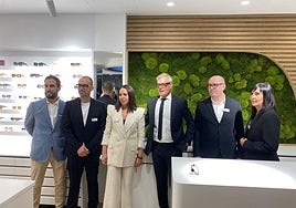 Antonio Martín, junto a representantes de Zeiss y profesionales de su nuevo centro óptico.