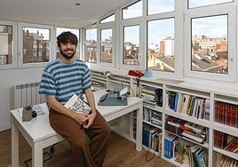 El escritor David Uclés, en su residencia artística en Gijón