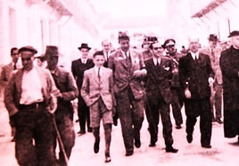 Las autoridades de Órgiva, con su alcalde a la cabeza, Elías Martínez, visitan la feria de ganado en 1943.