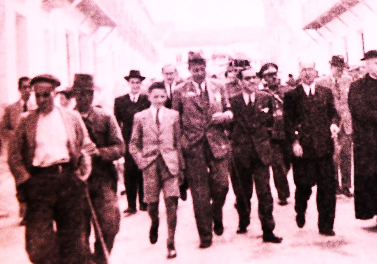 Las autoridades de Órgiva, con su alcalde a la cabeza, Elías Martínez, visitan la feria de ganado en 1943.