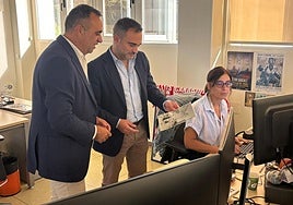 Francis Rodríguez, presidente de Diputación, y Quico Chirino, director de IDEAL, observan una fotografía del archivo del periódico.