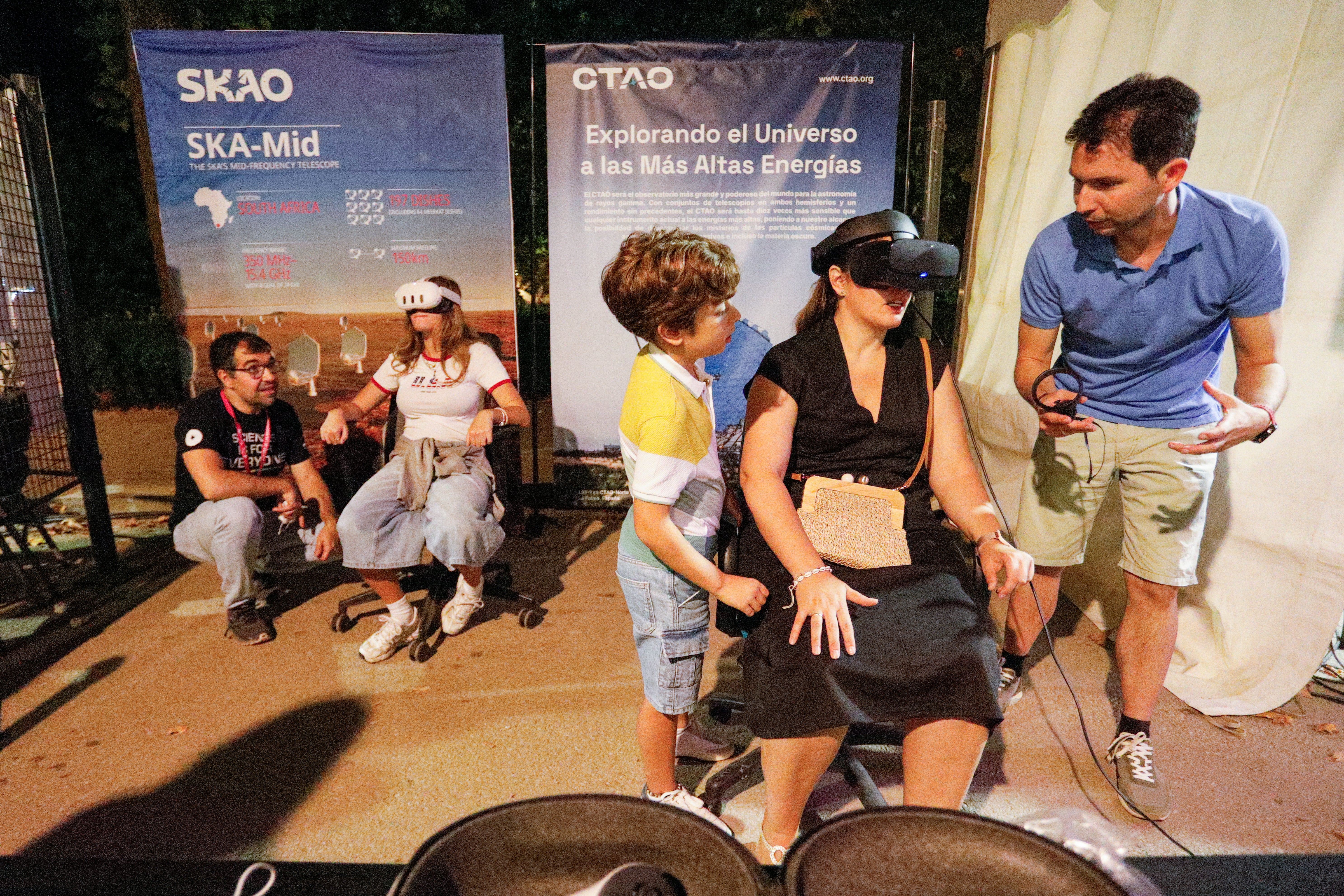 Dos mujeres exploran el Universo desde del Salón de Granada con una gafas de realidad aumentada.