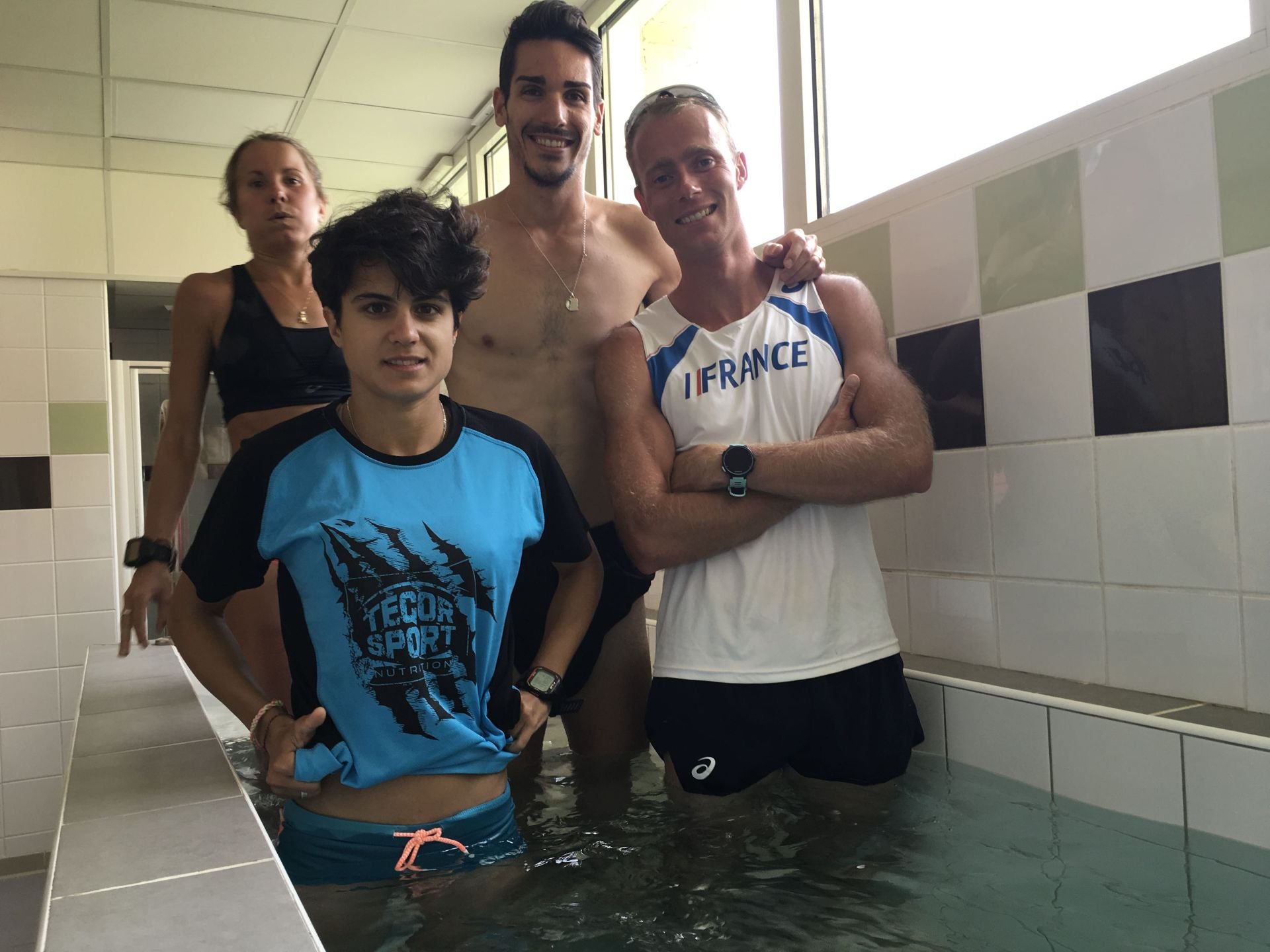 Toma un baño de hielo en plena concentración con otros atletas como Ignacio Fontes.