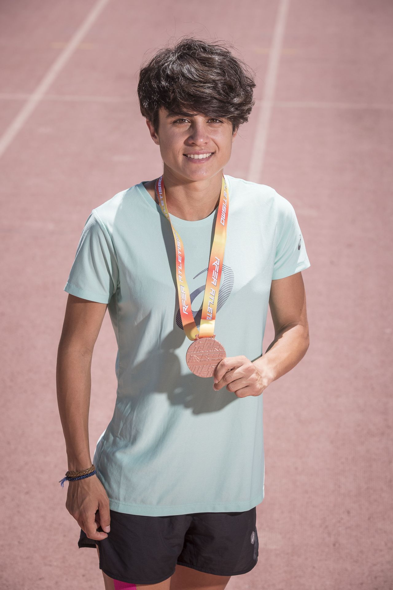 Muestra una medalla de oro de campeona nacional.