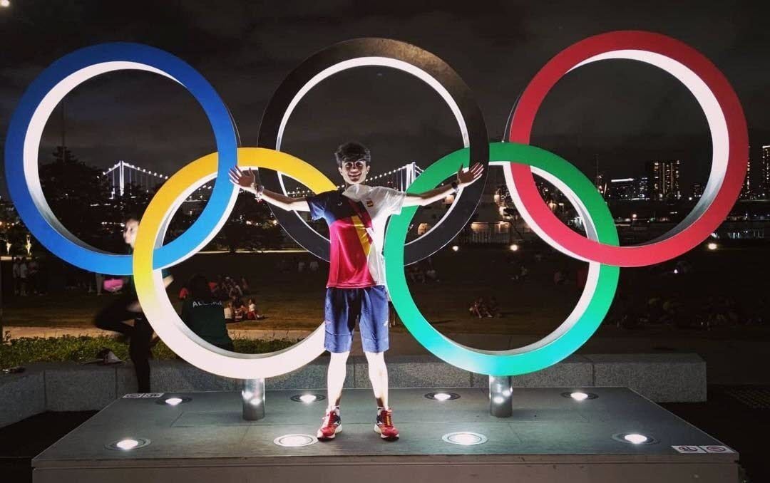 Posado con los anillos olímpicos antes de su estreno en Tokio.