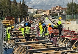Colocación de los carriles de vía en la glorieta de Santa Lucía con la calle San Ramón de Churriana de la Vega.