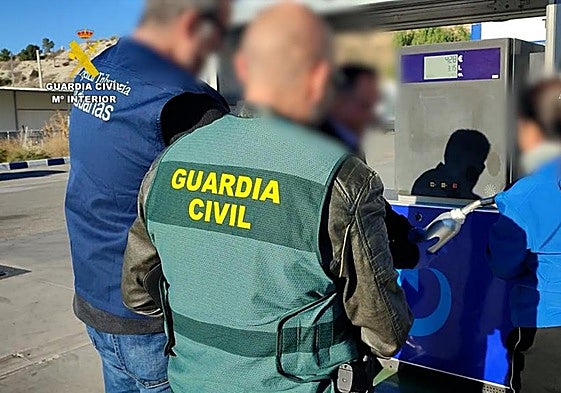 Dos detenidos en Almería por introducir carburante adulterado en gasolineras de bajo coste