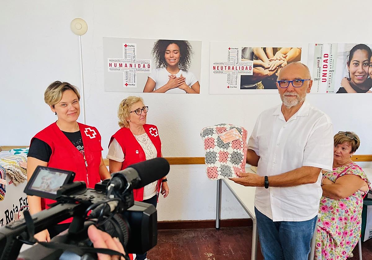 Imagen principal - La solidaridad se teje a croché