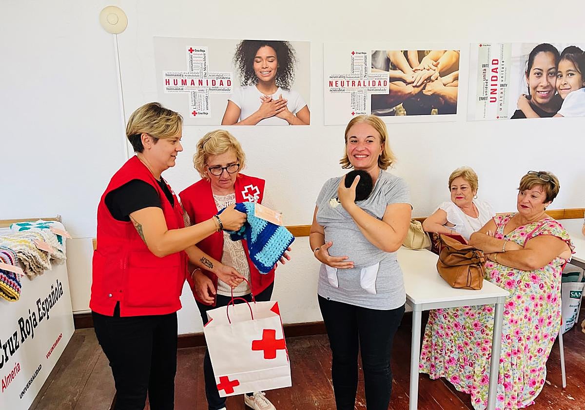 Imagen principal - La solidaridad se teje a croché