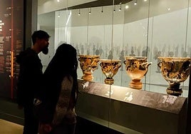 Dos personas observan piezas expuestas en el Museo Íbero de Jaén.