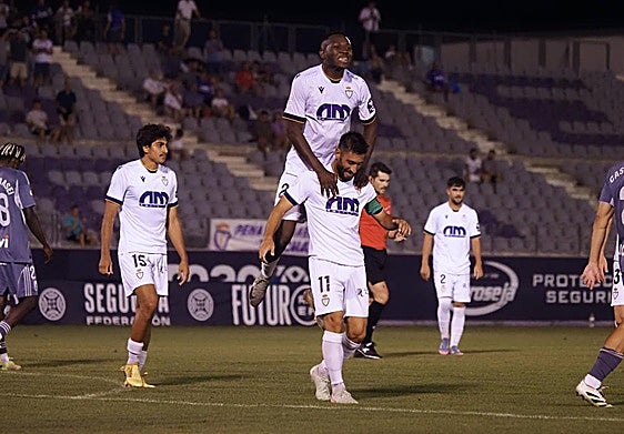 Sako celebra con Mario Martos un tanto ante el Granada.