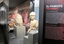 Una vitrina de la exposición temporal del Museo Íbero de Jaén.