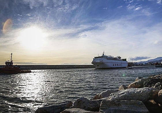 Uno de los barcos que cubre las líneas con África en el puerto de Motril.
