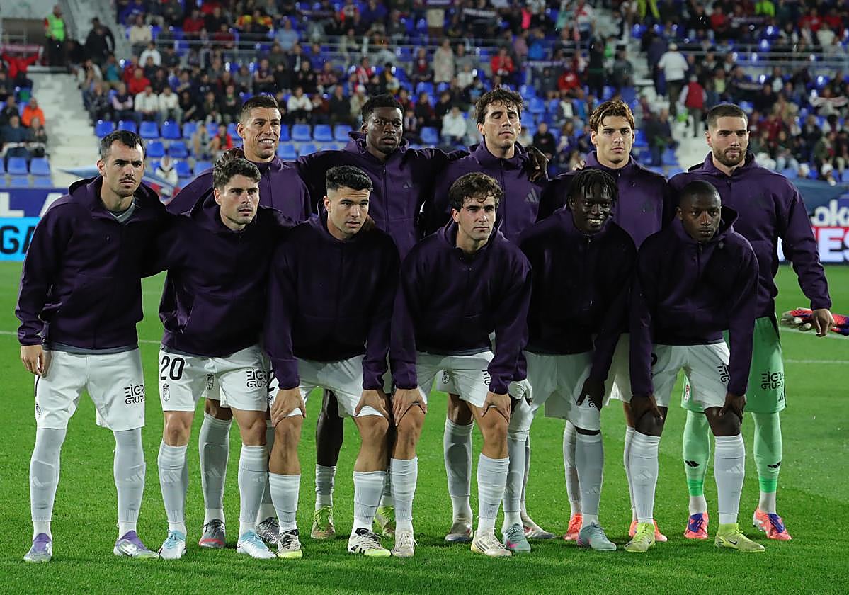 El once inicial del Granada en Huesca.
