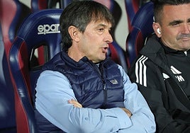 El entrenador del Granada, Pacheta, en el banquillo de El aLCORAZ.