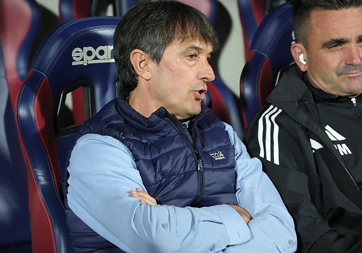 El entrenador del Granada, Pacheta, en el banquillo de El aLCORAZ.