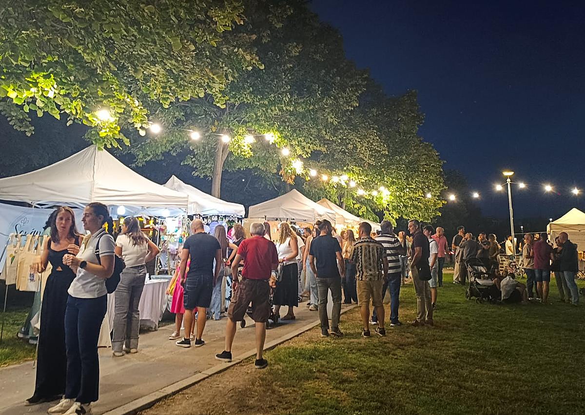 Imagen secundaria 1 - El Bulevar vive una noche de música electrónica, arte y gastronomía local