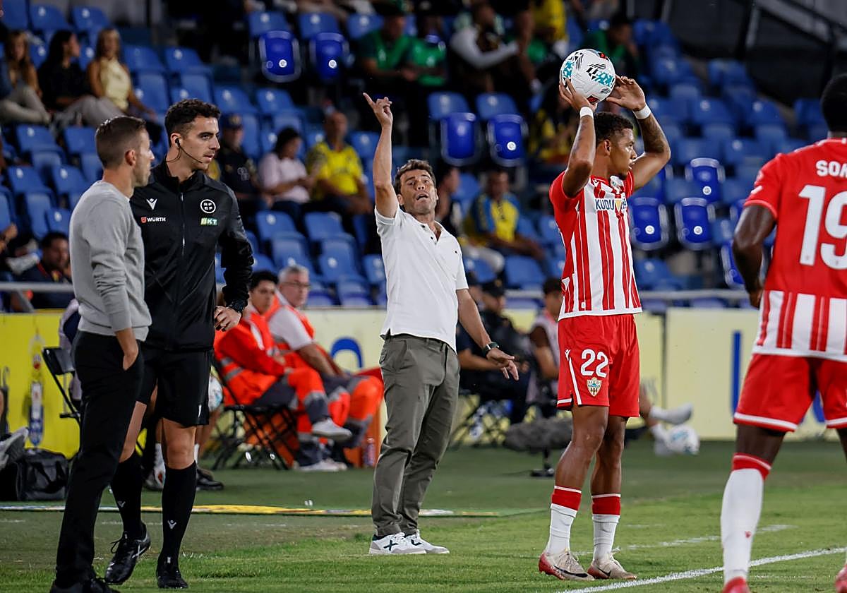 Rubi llama la atención a uno de sus jugadores mientras Chirino saca de banda.