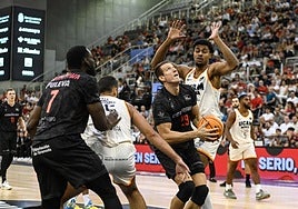 Un momento de la presentación del Covirán ante sus aficionados, aquí Luka Bozic mira al aro en una entrada por la zona.