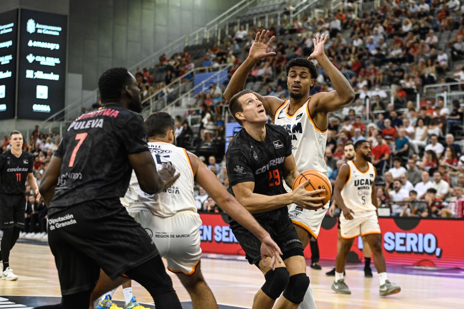 Un momento de la presentación del Covirán ante sus aficionados, aquí Luka Bozic mira al aro en una entrada por la zona.