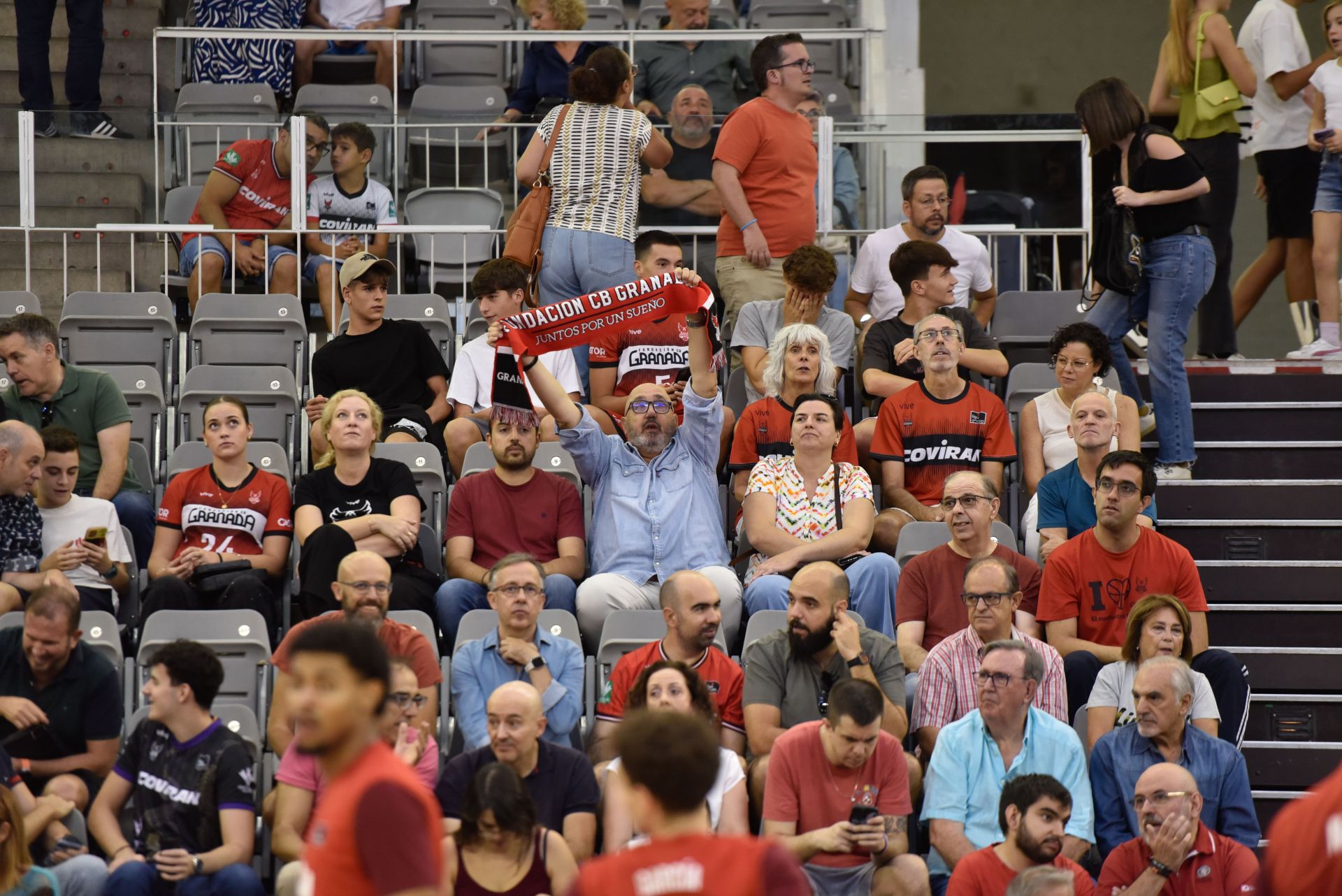 Ramón Díaz, al frente del Covirán, cuenta con el apoyo de los aficionados.