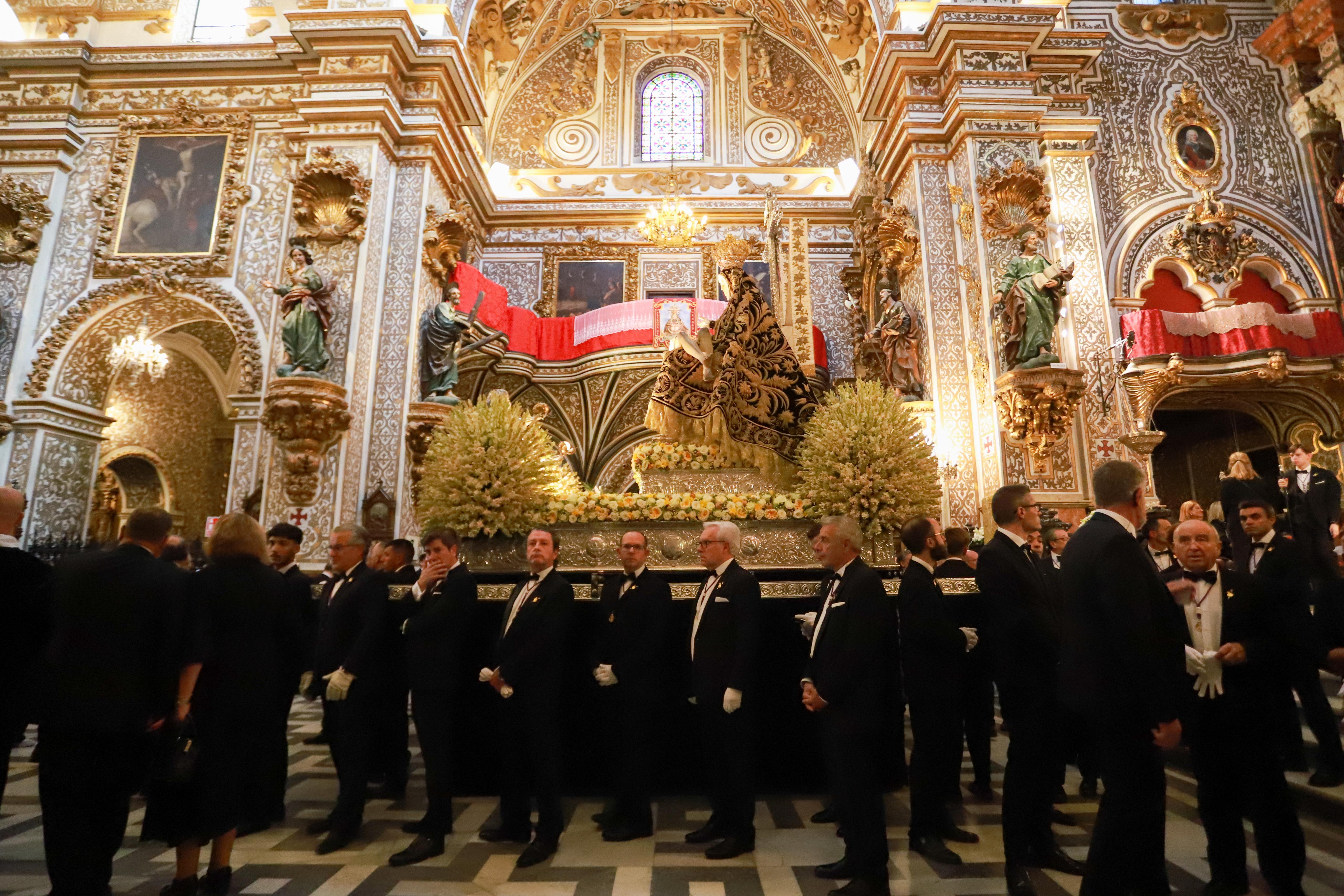 Las imágenes de la procesión de la Patrona por las calles de Granada