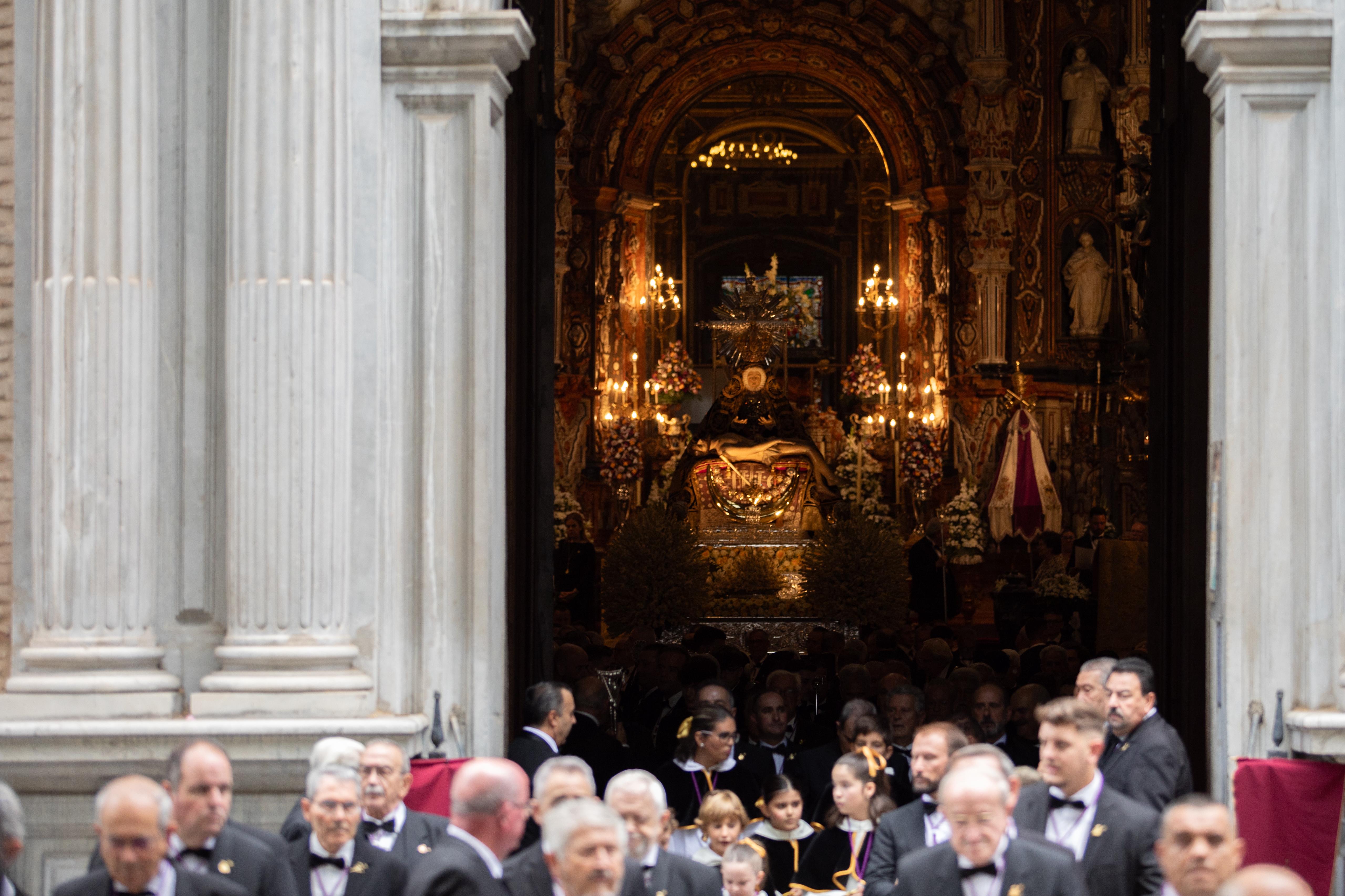 Las imágenes de la procesión de la Patrona por las calles de Granada