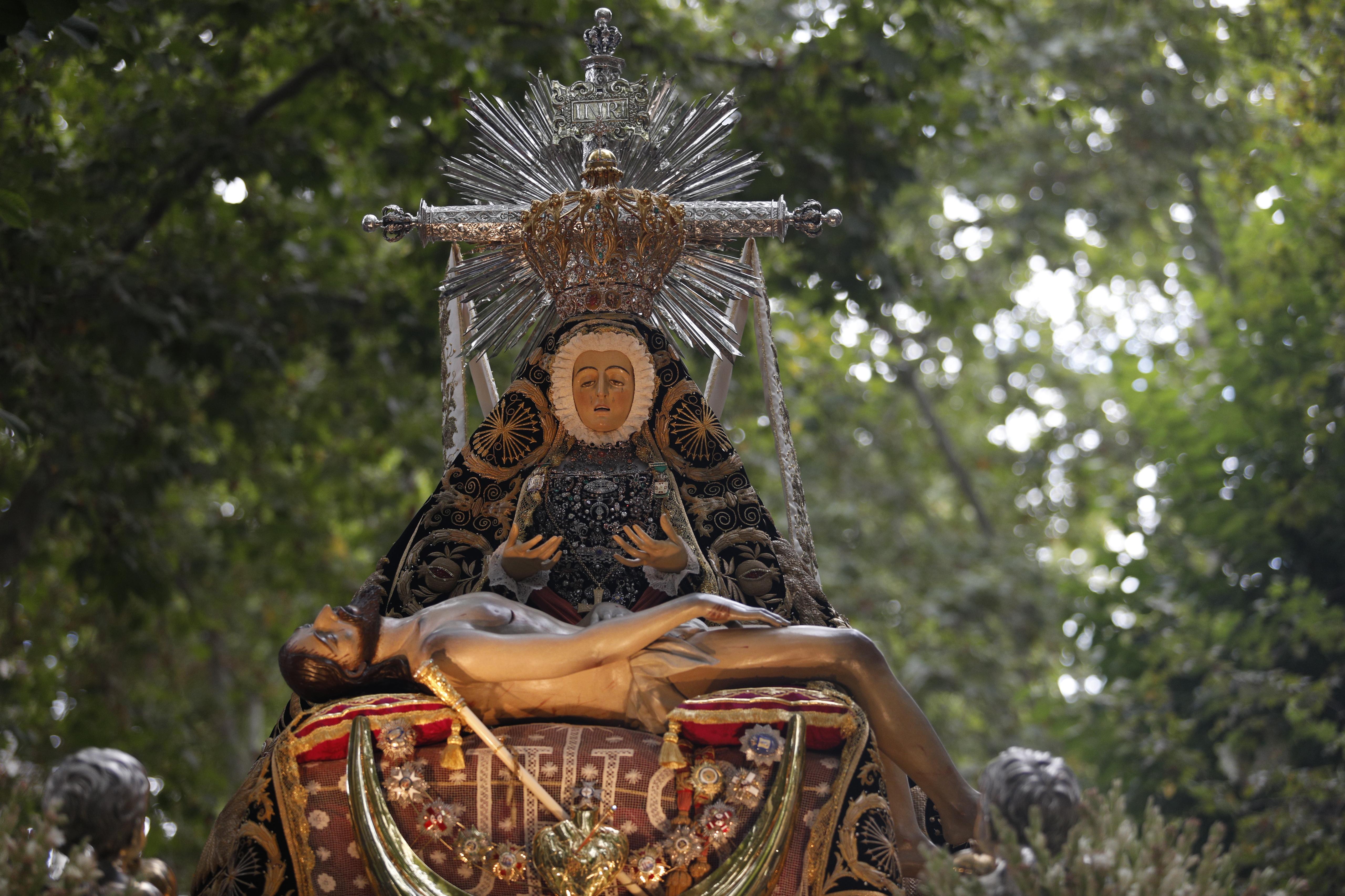 Las imágenes de la procesión de la Patrona por las calles de Granada