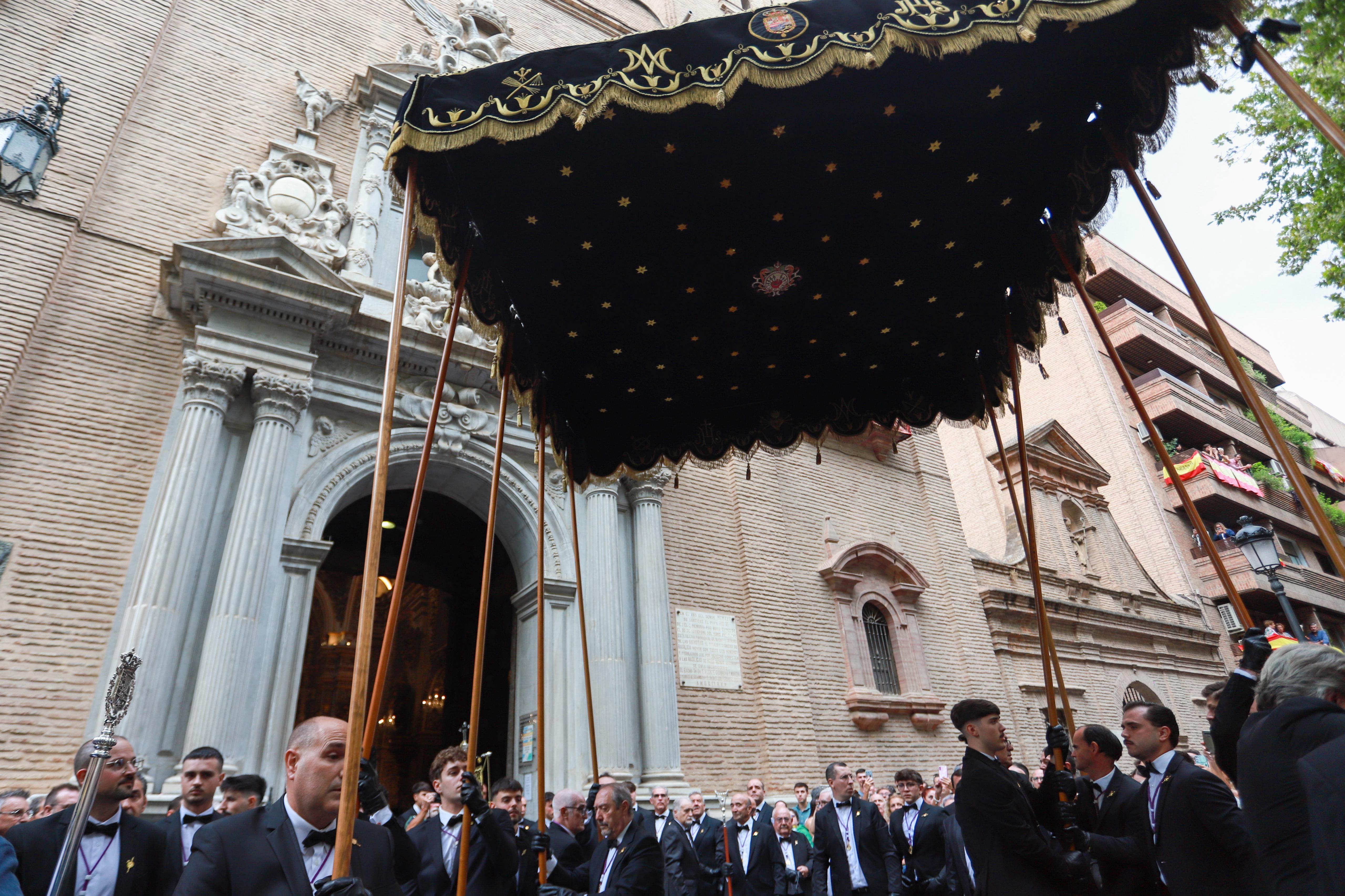 Las imágenes de la procesión de la Patrona por las calles de Granada