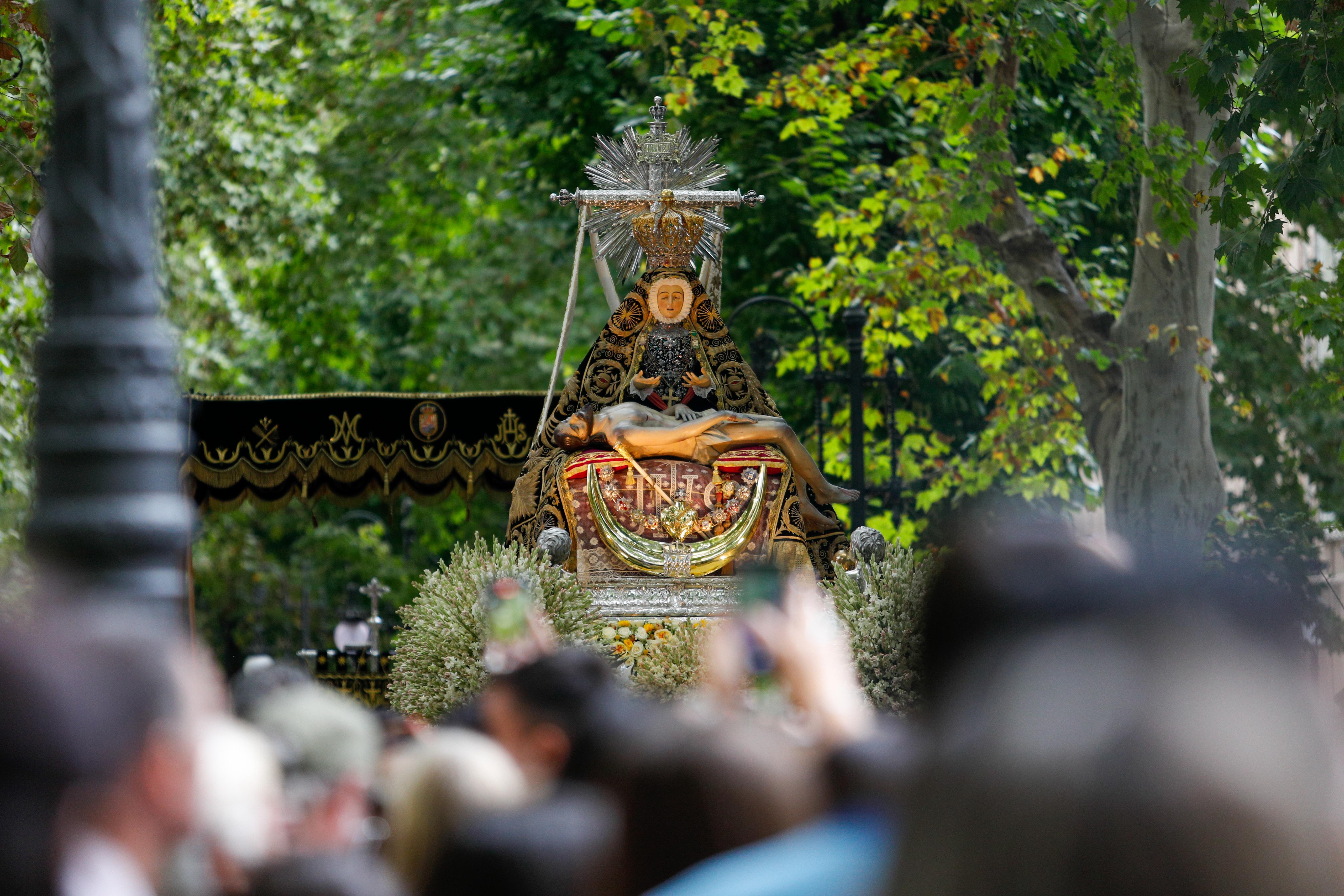 Las imágenes de la procesión de la Patrona por las calles de Granada