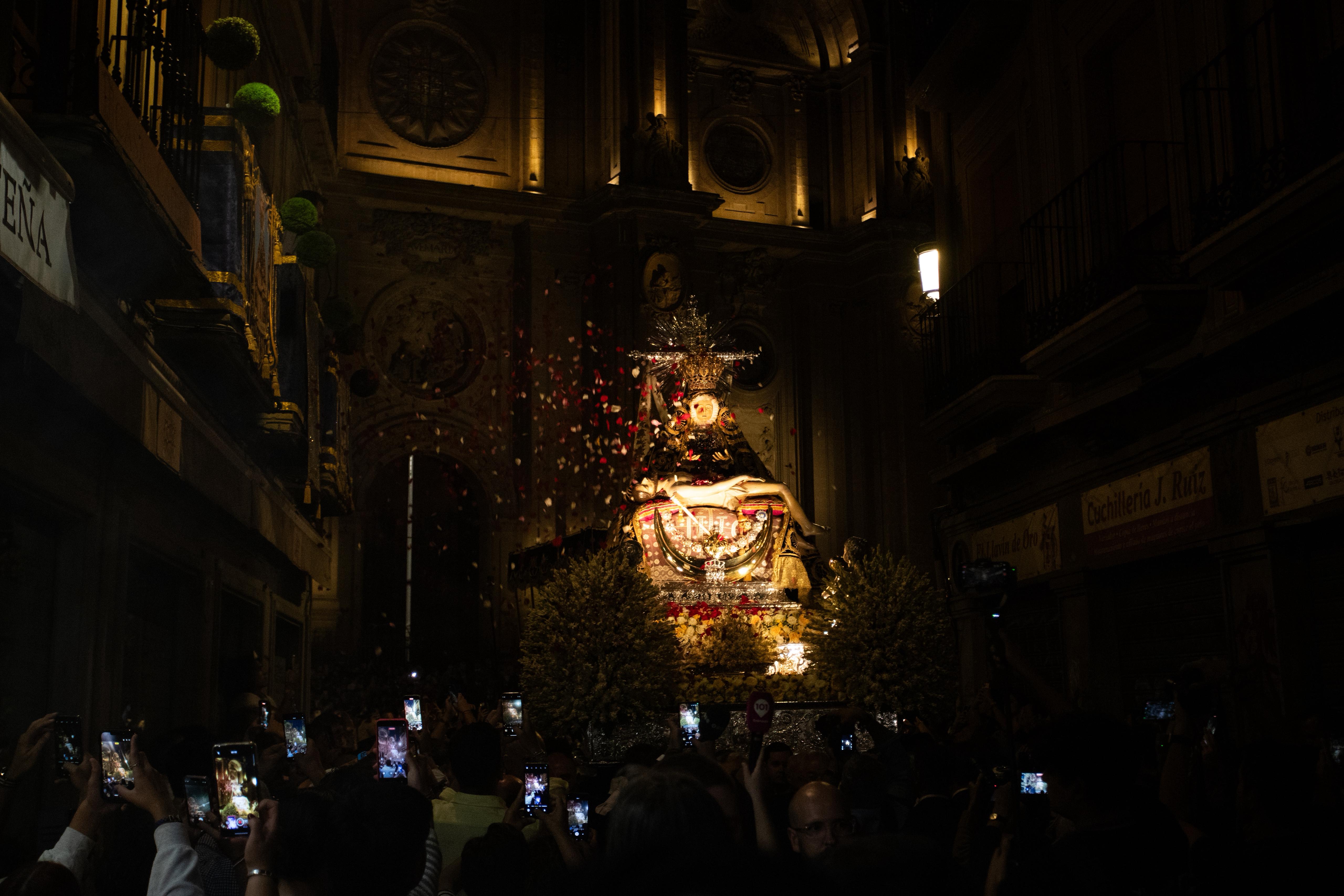 Las imágenes de la procesión de la Patrona por las calles de Granada